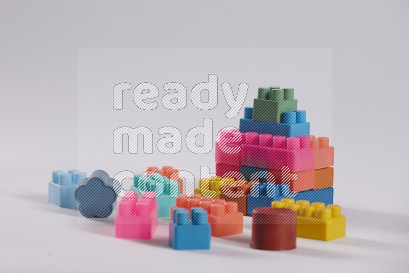 مجموعة من ألعاب الأطفال الملونة المختلفة على خلفية بيضاء