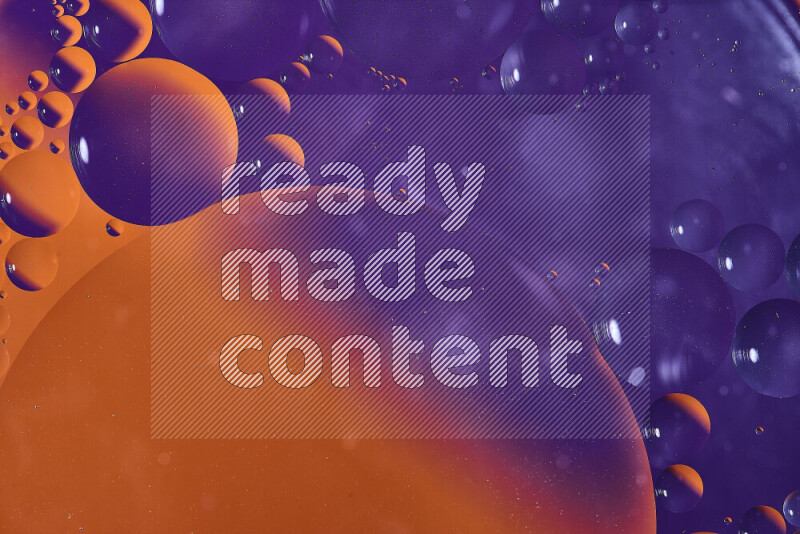 لقطات مقربة لفقاعات من الزيت على سطح الماء باللون البرتقالي والأرجواني