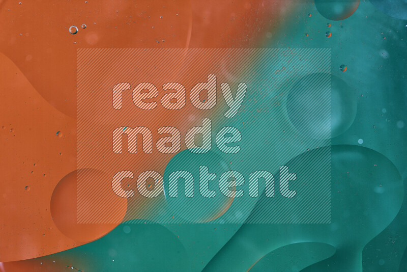 لقطات مقربة لفقاعات من الزيت على سطح الماء باللون الأخضر والبرتقالي