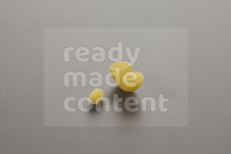 معكرونة مرمرية مع أنواع أخري من المعكرونة علي خلفية رمادية