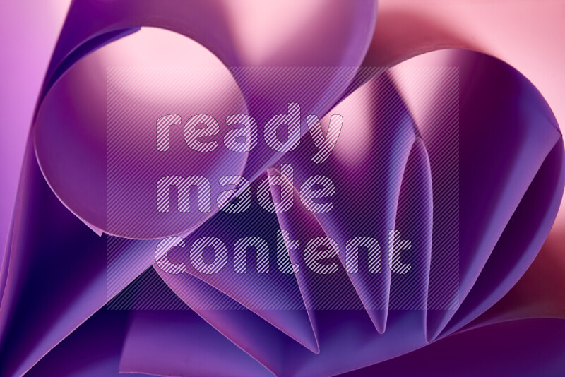 عرض فني لطيات الورق تخلق مزيج من الأشكال الهندسية، مضاءة بإضاءة ناعمة بدرجات اللون الارجواني