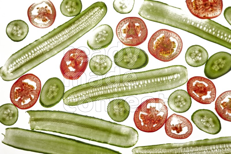 شرائح خضروات متنوعة علي خلفية بيضاء مضيئة