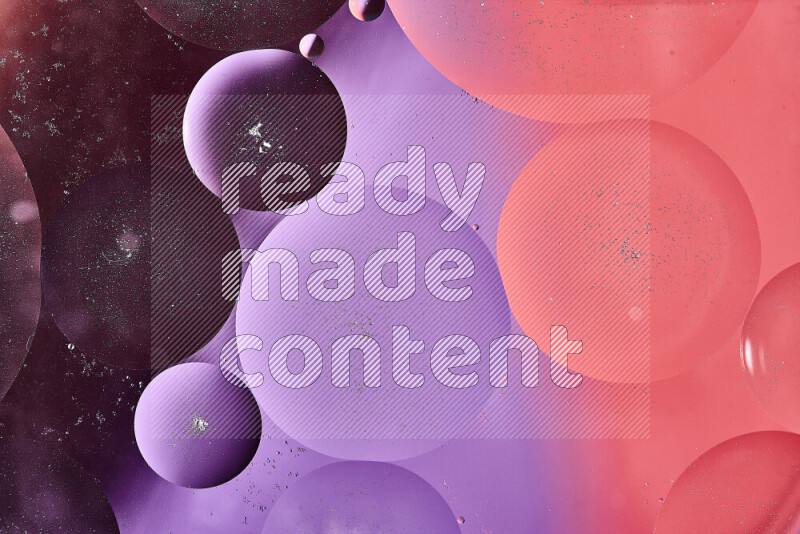 لقطات مقربة لفقاعات من الزيت على سطح الماء باللون البرتقالي والأرجواني