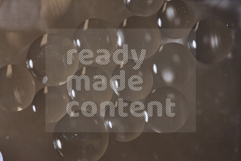 لقطات مقربة لفقاعات من الزيت على سطح الماء باللون البني