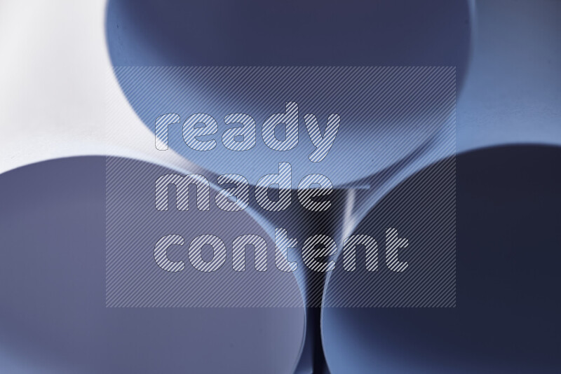 الصورة تعرض فن ورقي تجريدي بأشكال دائرية بدرجات متنوعة من اللون الأزرق