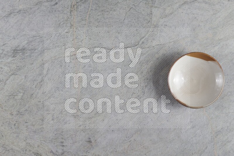 صحن فخاري متعدد الألوان على خلفية من الرخام الرمادي