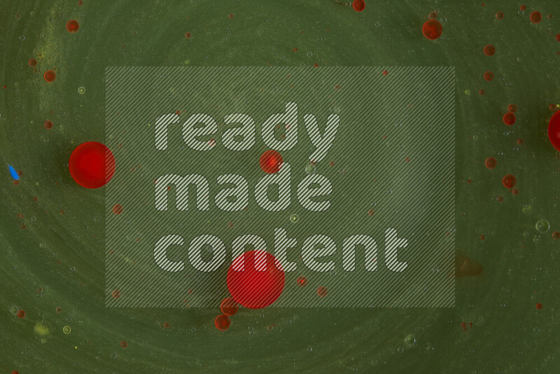 تلتقط الصورة تناثرا للطلاء الأحمر علي خلفية خضراء