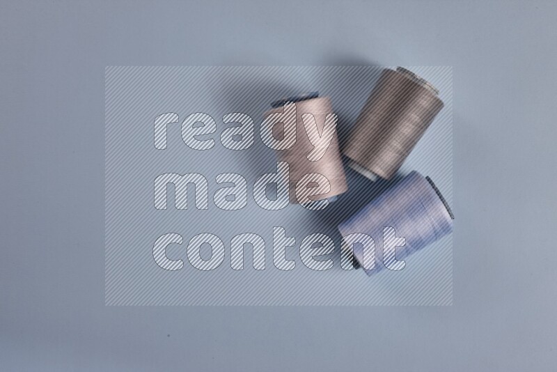 مجموعة من أدوات الخياطة والتفصيل رمادية اللون على خلفية زرقاء