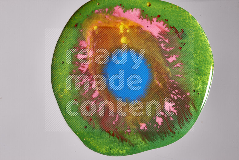 لقطات مقربة لألوان متنوعة تمتزج على خلفية رمادية