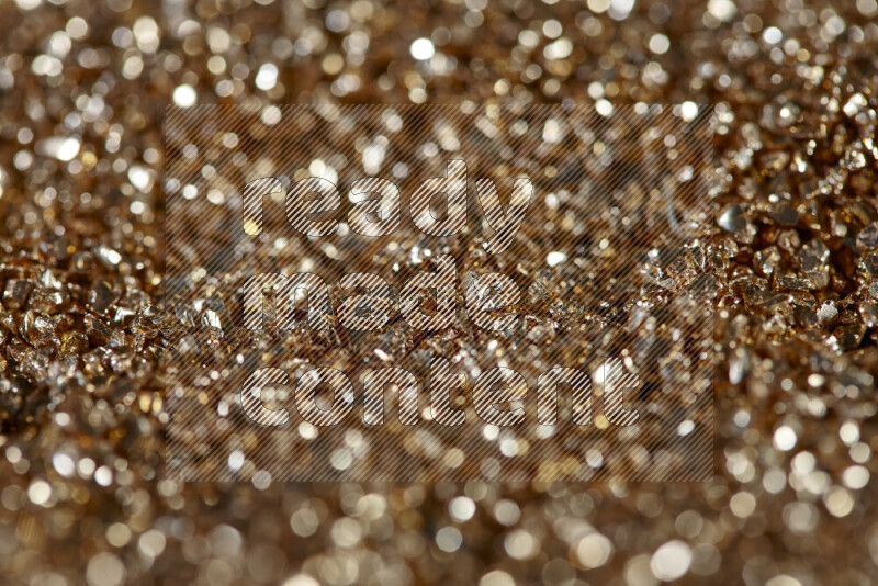 قطع زجاجية ذهبية لامعة متناثرة على خلفية سوداء