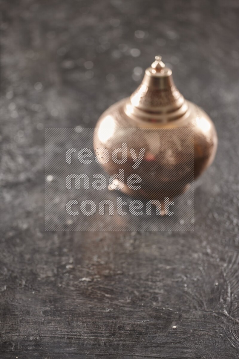 فانوس خارج إطار التركيز موضوع علي خلفية سوداء