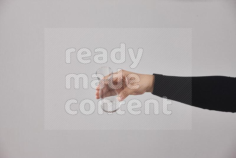 امرأة ترتدي عباءة سوداء تحمل أدوات زجاجية مختلفة في أوضاع متعددة