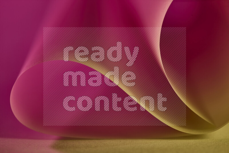 فن تجريدي يعرض منحنيات وتدرجات اللون الذهبي والوردي مكونه بضوء ملون