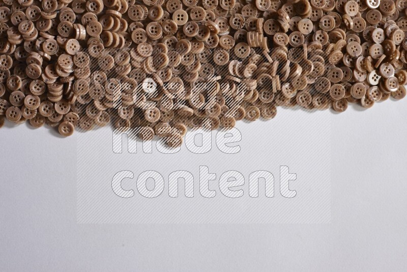 أزرار بنية موضوعة علي خلفية رمادية