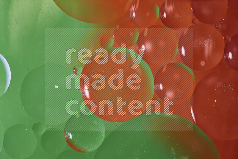 لقطات مقربة لفقاعات من الزيت على سطح الماء باللون الأخضر والأحمر