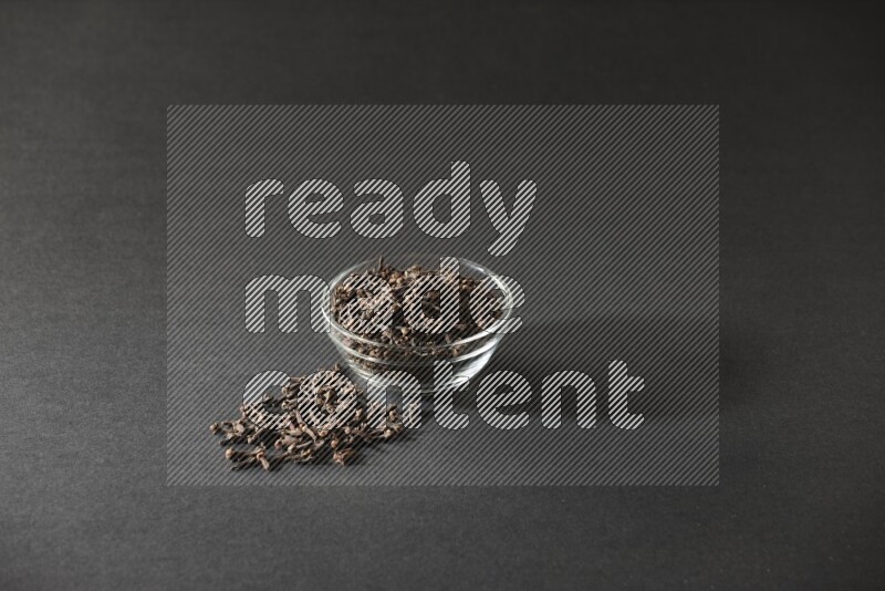 وعاء زجاجي ممتلئ القرنفل علي خلفية سوداء