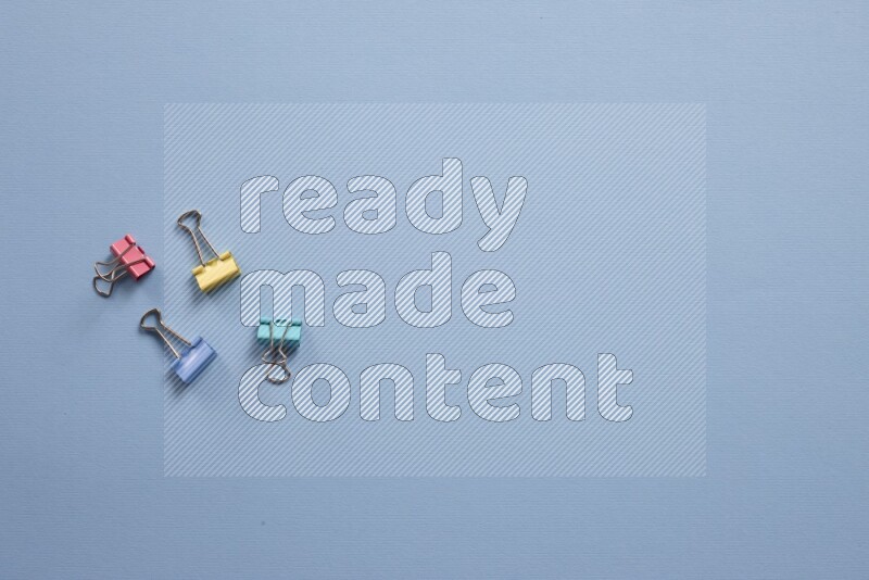 أدوات مدرسة مختلفة علي خلفية زرقاء