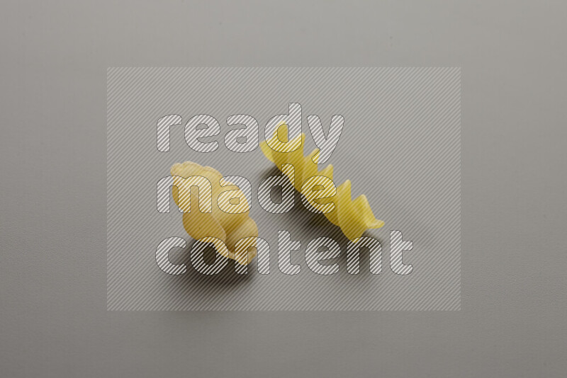 معكرونة قواقع مع أنواع أخري من المعكرونة علي خلفية رمادية