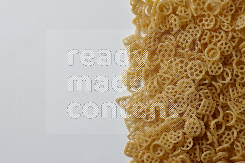 تسالي علي خلفية بيضاء