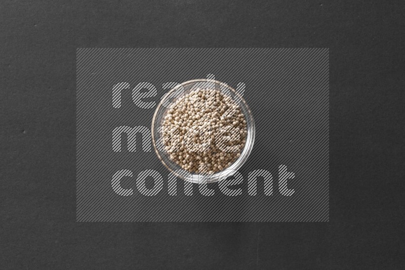 فلفل أبيض في وعاء زجاجي علي خلفية سوداء