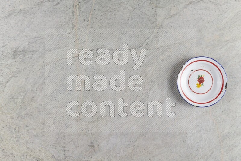 صحن معدني عتيق على خلفية من الرخام الرمادي