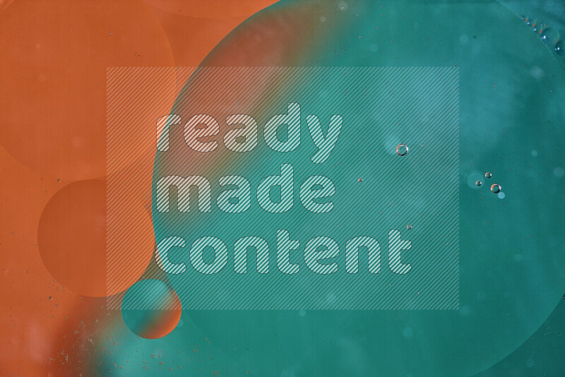 لقطات مقربة لفقاعات من الزيت على سطح الماء باللون الأخضر والبرتقالي