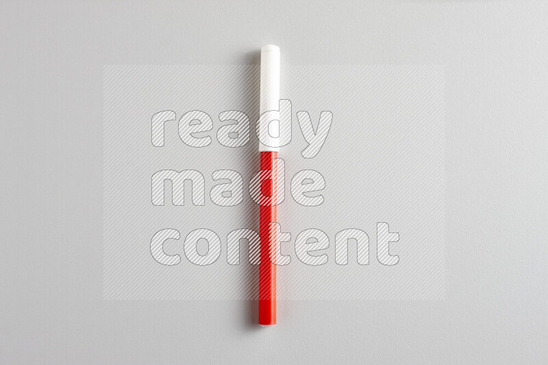 لقطة مقربة تظهر قلما ملونا واحدا بغطاء على خلفية رمادية