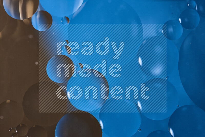 لقطات مقربة لفقاعات من الزيت على سطح الماء باللون الأزرق والبني