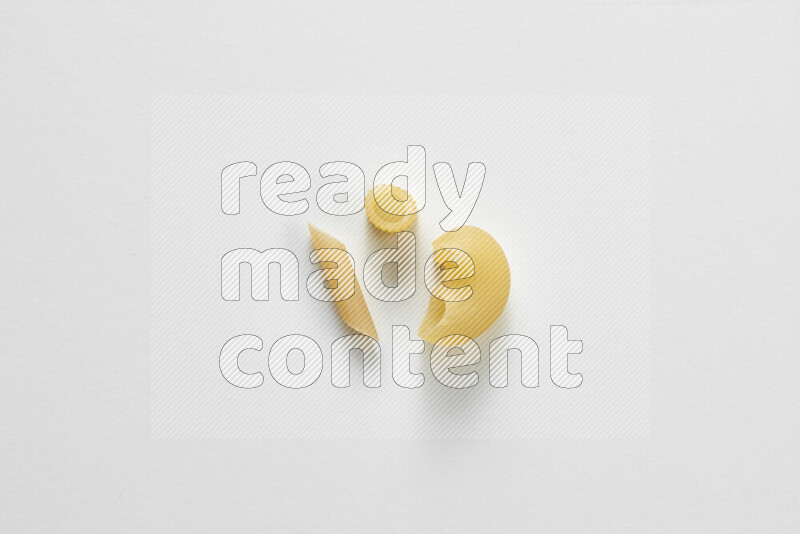 أنواع مختلفة من المعكرونة علي خلفية بيضاء