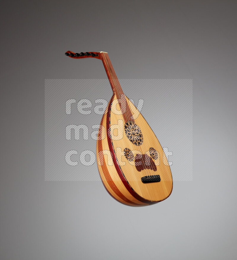 عودي خشبي بني على خلفية رمادية