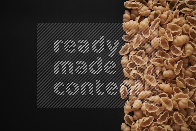 أنواع مختلفة من المعكرونة علي خلفية سوداء