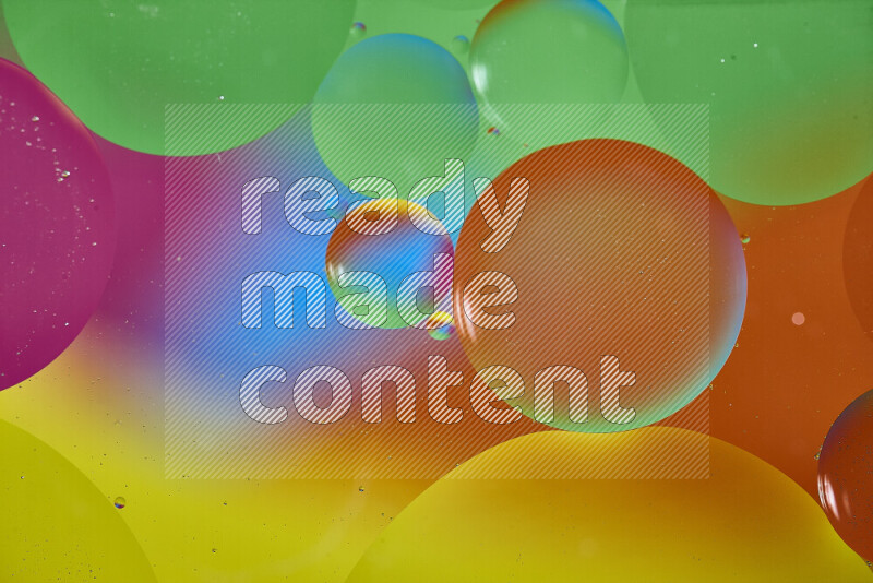 لقطات مقربة لفقاعات من الزيت على سطح الماء بألوان متنوعة