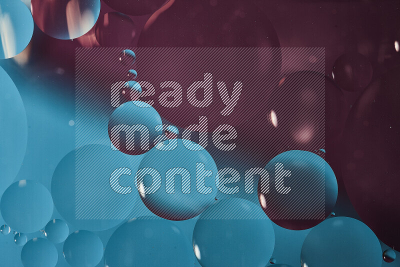 لقطات مقربة لفقاعات من الزيت على سطح الماء باللون الأزرق والأرجواني