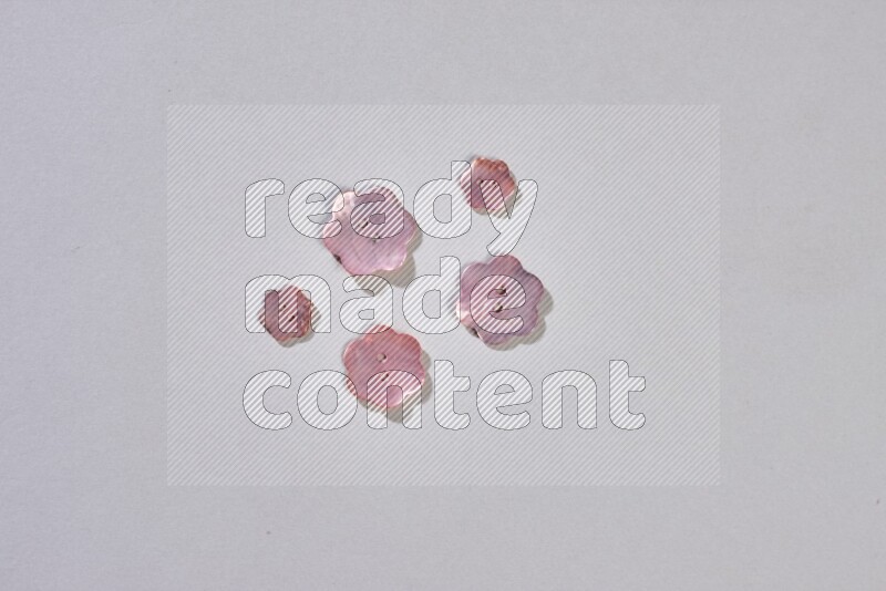 أزرار متنوعة مختلطة على خلفية رمادية