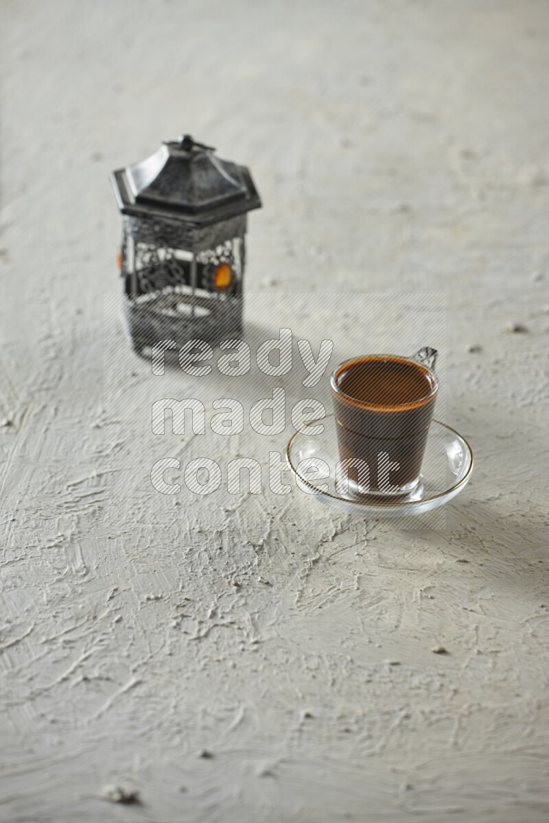 فانوس فضي مع مشروبات مختلفة وتمر ومكسرات وسبحة صلاة وقرآن على خلفية بيضاء