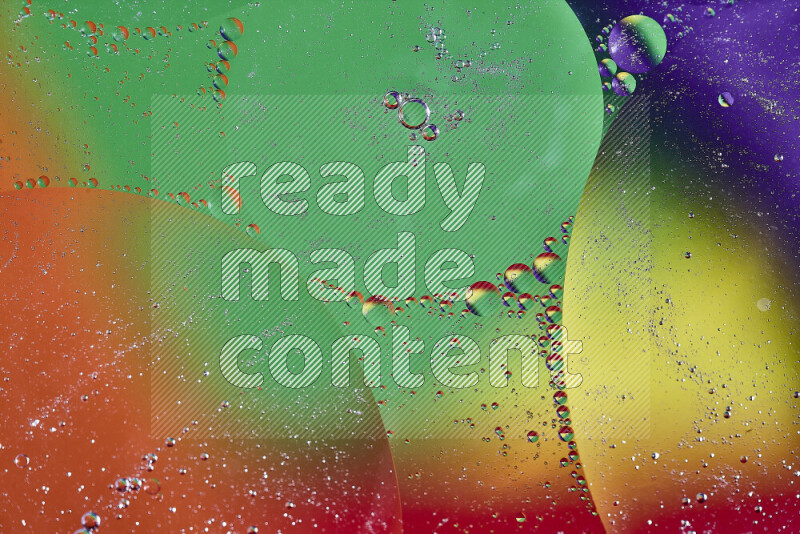 لقطات مقربة لفقاعات من الزيت على سطح الماء بألوان متنوعة