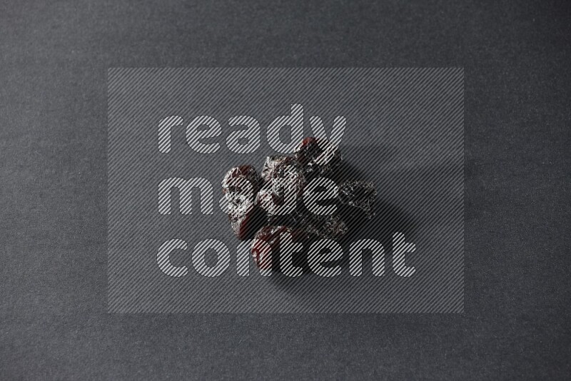 حبات من البرقوق المجفف علي خلفية سوداء