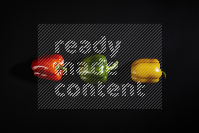 فلفل حلو متنوع علي خلفية سوداء