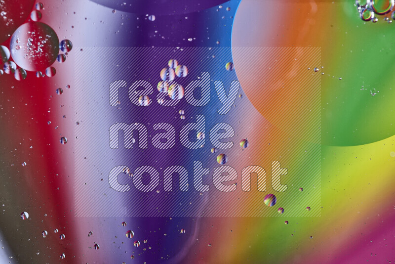 لقطات مقربة لفقاعات من الزيت على سطح الماء بألوان متنوعة