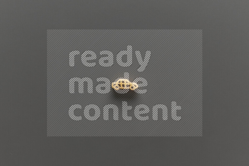 معكرونة بأشكال مختلفة للأطفال علي خلفية رمادية