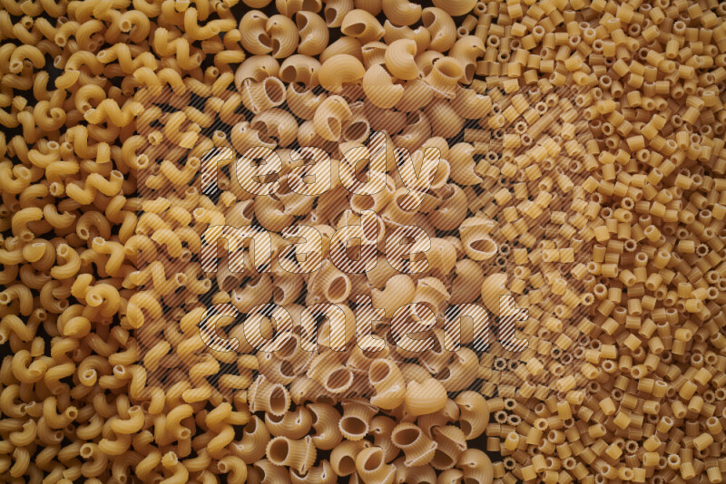 3 انواع معكرونة علي الخلفية كاملة