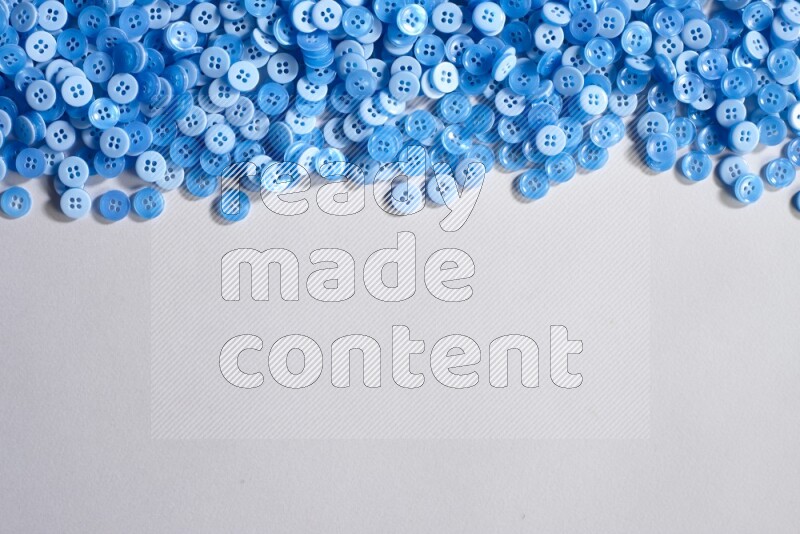 أزرار زرقاء موضوعة علي خلفية رمادية