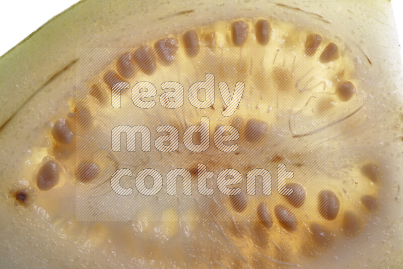 شرائح من الجوافة علي خلفية بيضاء مضيئة