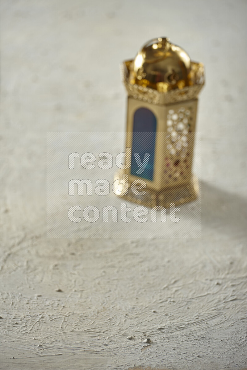 فانوس موضوع علي خلفية بيضاء