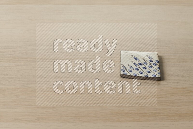 قواعد أكواب مزخرفة على خلفية خشبية فاتحة