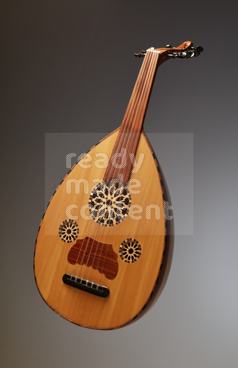 عودي خشبي بني على خلفية رمادية