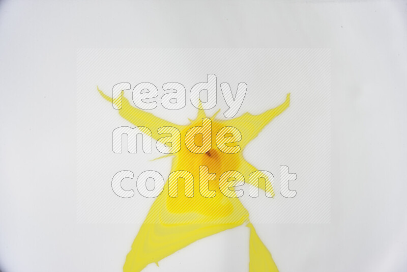 لقطة مقربة لأنماط دوامية باللون الأصفر والأبيض