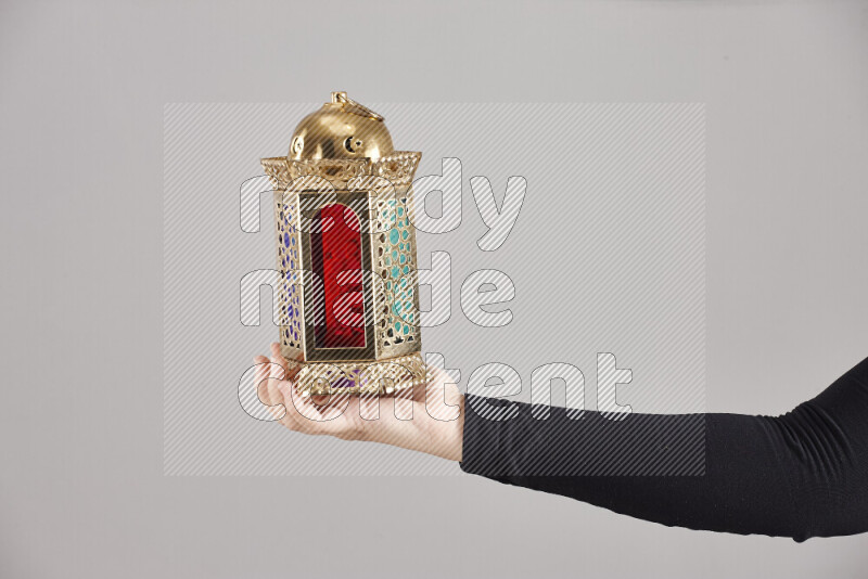 امرأة ترتدي عباءة سوداء تحمل فوانيس رمضانية مختلفة في أوضاع متعددة