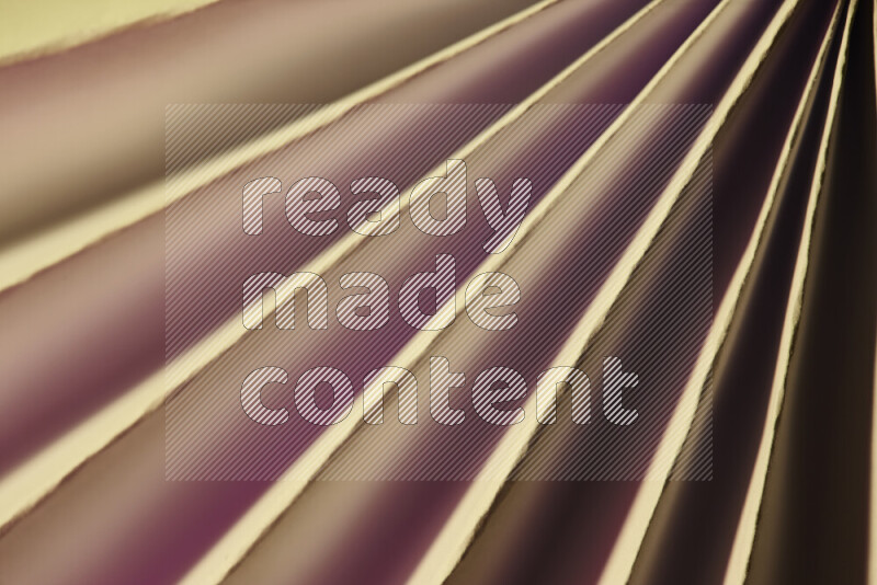 صورة تقدم نمط تجريدي ورقي من الخطوط المائلة بدرجات اللون الأحمر والذهبي