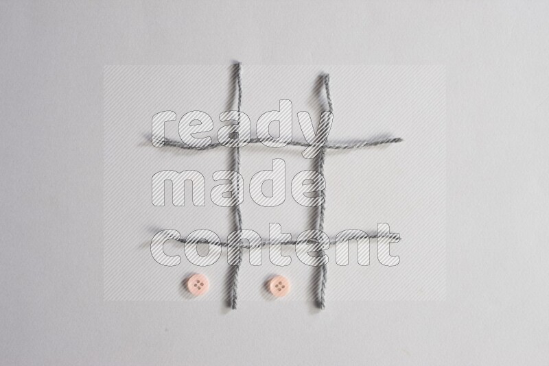 أزرار زهرية موضوعة علي خلفية رمادية